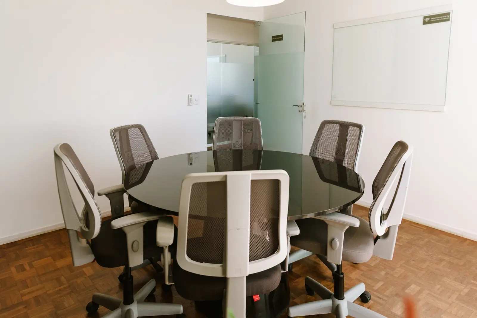 Como escolher a sala de reunião ideal para sua equipe: guia completo