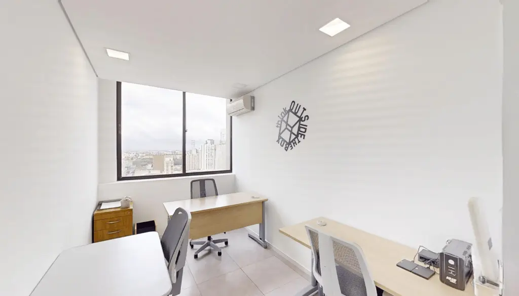 Sala privativa do Esquina Coworking com vista de Curitiba