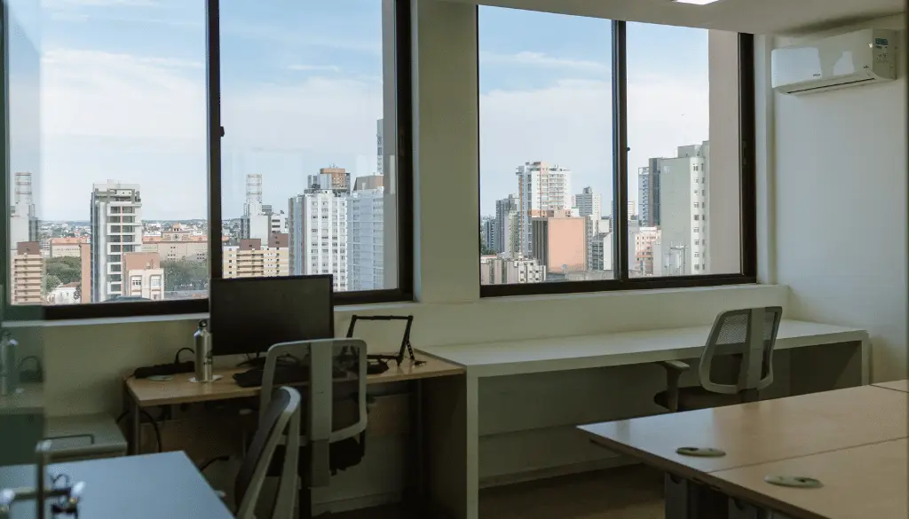 Sala privativa do Esquina Coworking com mesa e cadeiras