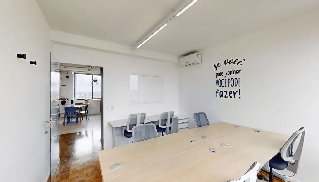 Sala privativa do Esquina Coworking com decoracao nova