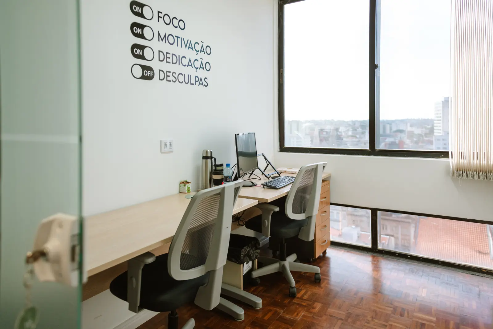 Sala privativa do Esquina Coworking com placa de identificacao