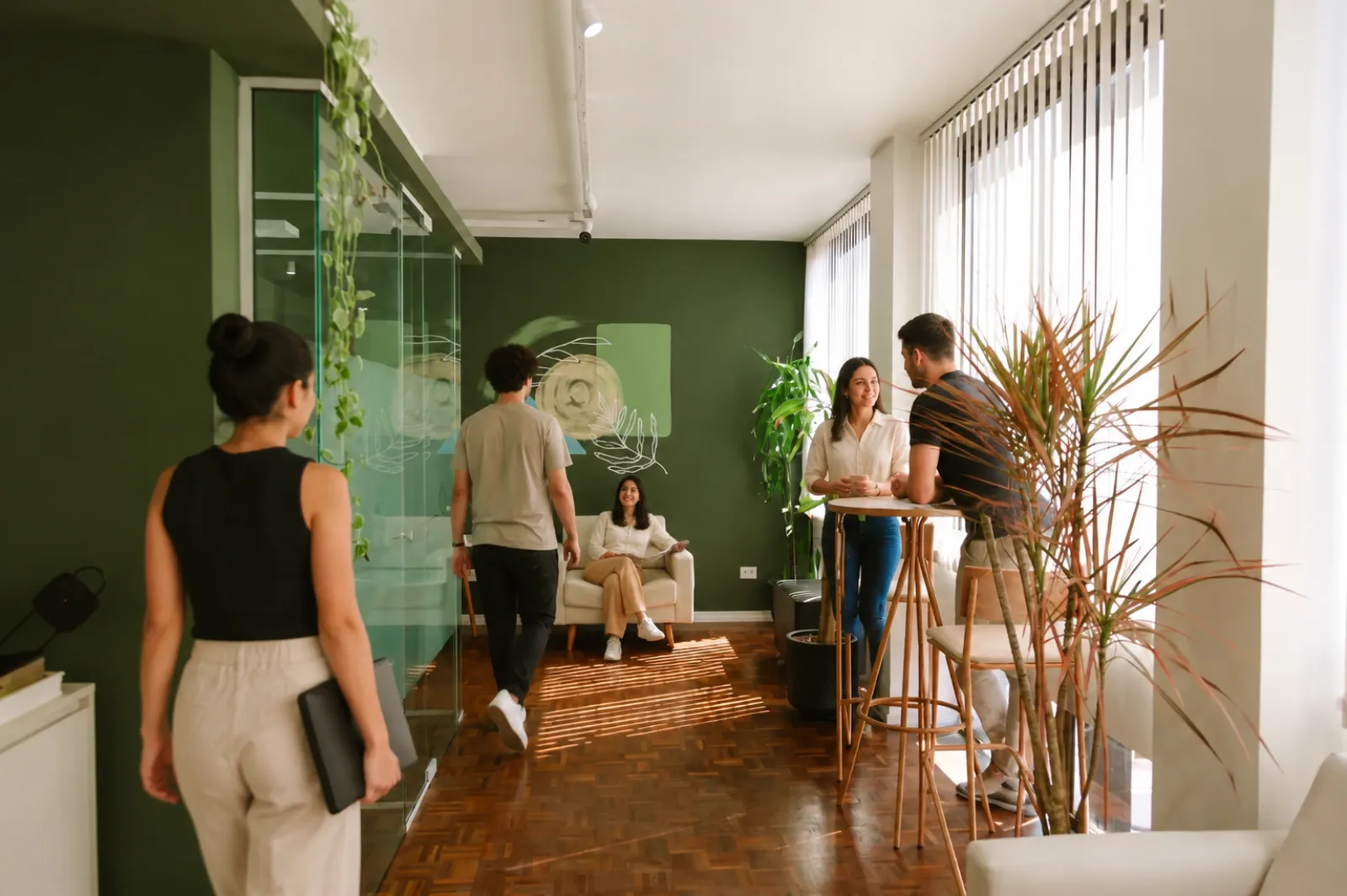 Corredor clean e bem iluminado do Esquina Coworking no Edifício Atalaia, Curitiba